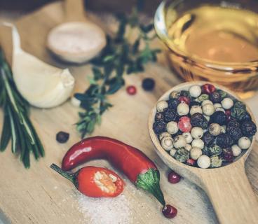 АЮРВЕДА, ЧЕРНЫЙ ПЕРЕЦ И КРАСНЫЙ КАЙЕНСКИЙ ПЕРЕЦ ЧИЛИ